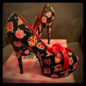 Pin Up Couture Pumps Sacred Heart